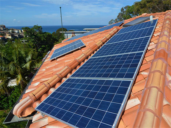 A tetőre és a talajra szerelhető napelemes rendszerek gyakori típusai