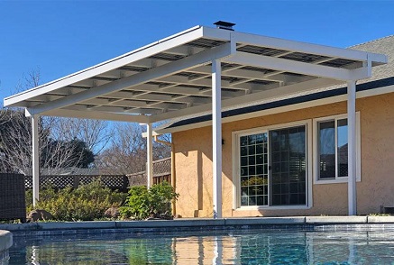 Pergola fotovoltaikus konzol: „három az egyben” megoldás áramtermelésre, napvédelemre és pihenésre