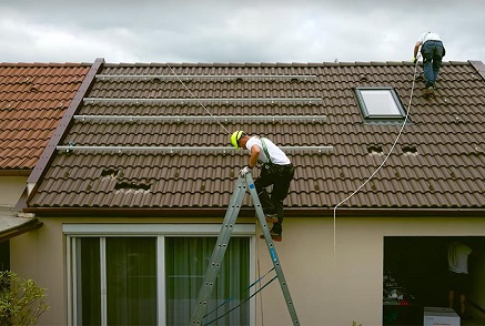 Mázas cserép és színes acélcserép fotovoltaikus konzolok beépítési távolságprogramja