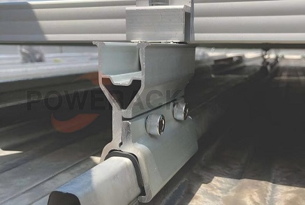 Comparison of Support Bracket Solutions for Low-Load-Bearing Roofs